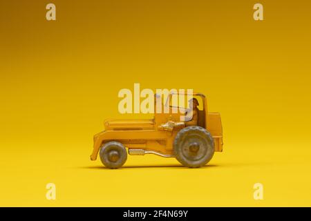 Il giocattolo da studio è ancora vivo su uno sfondo giallo senza cuciture. Foto Stock