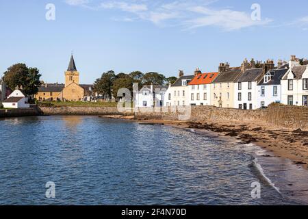 Il lungomare nel villaggio di pescatori di Anstruther, nell'East Neuk di Fife, Scozia Regno Unito Foto Stock