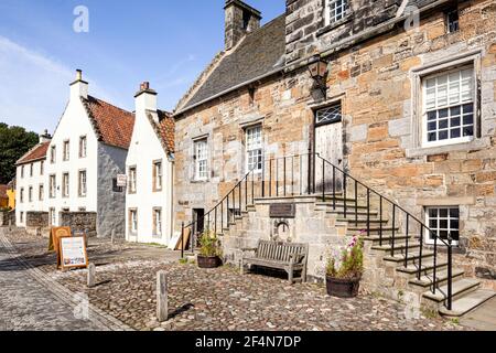 La casa di città nella piazza alla Royal Burgh di Culross, Fife, Scozia UK Foto Stock