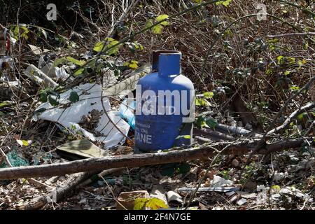 La vecchia bombola di gas è in dumping per l'assegnazione abbandonata Foto Stock