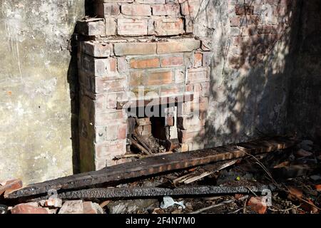 Resti di un muro di mattoni e di fuoco in vecchio edificio di assegnazione Foto Stock