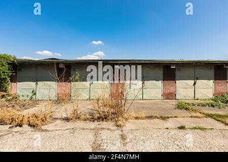 Garage abbandonato in periferia di Bratislava Foto Stock