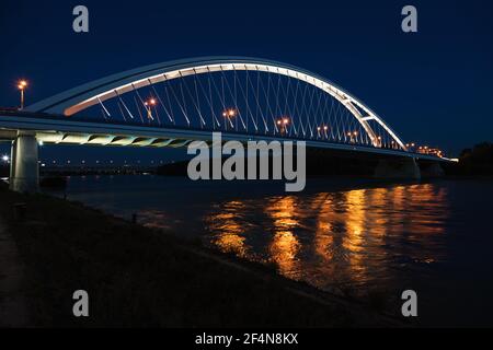 Apollo ponte sul Danubio di notte Foto Stock