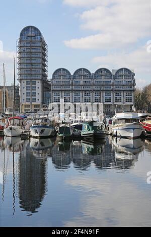 Barche ormeggiate a South Dock, Rotherhithe, Londra, Regno Unito. Confina con il Tamigi e il molo della Groenlandia. Baltic Quay 1980 appartamento blocco oltre. Foto Stock