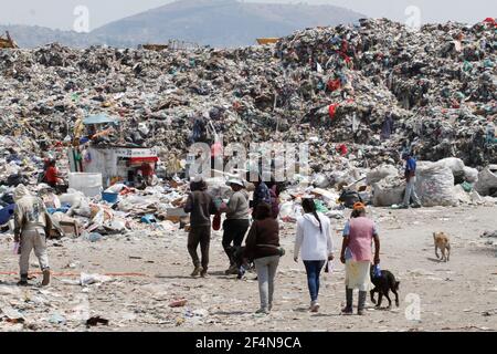 NEZAHUALCOYOTL, MESSICO - MARZO 21: Vendicatori nella discarica di rifiuti di Neza Bordo III nel comune di Nezahualcoyotl, Stato del Messico, separando i rifiuti per ottenere articoli che sono in buone condizioni e venderli per ottenere denaro. Un anno dopo l'inizio della pandemia di Covid19 in Messico, nel deposito di rifiuti e rifiuti a Nesa Bodo II, io nel comune di Nezahualcóyotl nello Stato del Messico, circa 500 lavoratori del settore del PRI di Urbyna, tra vendicatori e collezionisti, Eseguire una messa per ricevere la protezione di Gesù Cristo in salute contro Covid19 e al lavoro per evitare l'accidio Foto Stock