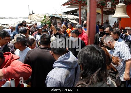 NEZAHUALCOYOTL, MESSICO - MARZO 21: Il sacerdote Fray Emilio compie una messa per i collezionisti del settore PRI di Urbyna, per pregare e chiedere la protezione di Gesù Cristo in salute contro Covid19 e sul lavoro per non avere incidenti. Un anno dopo l'inizio della pandemia di Covid19 in Messico, nel deposito di rifiuti e rifiuti a Nesa Bodo II, io nel comune di Nezahualcóyotl nello Stato del Messico, circa 500 lavoratori del settore del PRI di Urbyna, tra vendicatori e collezionisti, Eseguire una messa per ricevere la protezione di Gesù Cristo in salute contro Covid19 e al lavoro per evitare acci Foto Stock