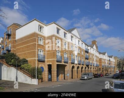 Elevazione di strada di King e Queen Wharf, Rotherhithe, Londra, Regno Unito. Un moderno condominio lungo il fiume costruito negli anni '90 sul sito di un cortile in legno. Foto Stock