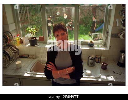 Madre Kerry Mac Chiama con i bambini che giocano nel giardino posteriore. Stepson Alex James Mac Call sta visitando sua nonna in America. Foto Stock