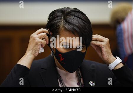 Washington, DC Mayor Muriel Bowser rimuove la sua maschera facciale quando arriva a testimoniare ad un'audizione del Comitato di revisione e di supervisione della Camera sul disegno di legge del Distretto di Columbia su Capitol Hill a Washington, Stati Uniti, 22 marzo 2021. Foto di Carlos Barrio/piscina/ABACAPRESS.COM Foto Stock