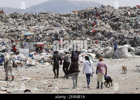 Scavengers nella discarica di rifiuti di Neza Bordo III nel comune di Nezahualcoyotl, Stato del Messico, separando i rifiuti per ottenere articoli che sono in buone condizioni e venderli per ottenere denaro. Un anno dopo l'inizio della pandemia di Covid19 in Messico, nel deposito di rifiuti e rifiuti a Neza Bordo II,i nel comune di Nezahualcóyotl nello Stato del Messico, circa 500 lavoratori del settore del PRI di Urbyna, tra i raccoglitori e i collezionisti, Eseguire una messa per ricevere la protezione di Gesù Cristo in salute contro Covid19 e sul lavoro per evitare incidenti. Il 21 marzo 2021 a Nezahualco Foto Stock