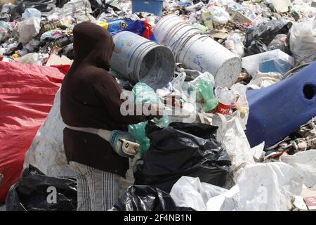 Scavengers nella discarica di rifiuti di Neza Bordo III nel comune di Nezahualcoyotl, Stato del Messico, separando i rifiuti per ottenere articoli che sono in buone condizioni e venderli per ottenere denaro. Un anno dopo l'inizio della pandemia di Covid19 in Messico, nel deposito di rifiuti e rifiuti a Neza Bordo II,i nel comune di Nezahualcóyotl nello Stato del Messico, circa 500 lavoratori del settore del PRI di Urbyna, tra i raccoglitori e i collezionisti, Eseguire una messa per ricevere la protezione di Gesù Cristo in salute contro Covid19 e sul lavoro per evitare incidenti. Il 21 marzo 2021 a Nezahualco Foto Stock