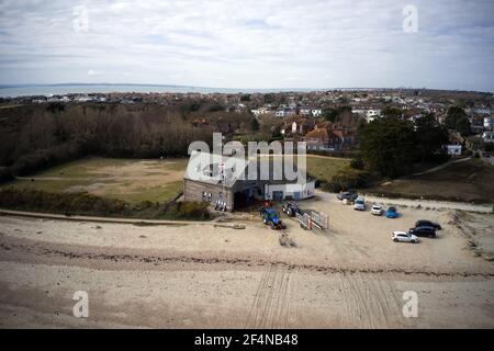 RNLI Lifeboat Station a Hayling Island situato su una lunga e bella spiaggia in questa popolare destinazione nel sud dell'Inghilterra, foto aerea. Foto Stock