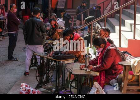 Imphal, India - Dicembre 2020: Sarti che lavorano con una macchina da cucire per strada il 30 Dicembre 2020 a Imphal, Manipur, India. Foto Stock