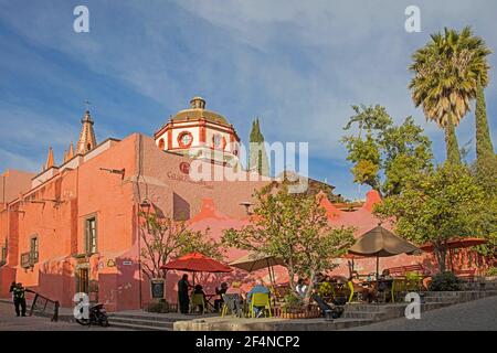 Turisti sulla terrazza dell'hotel Casa Rosada nella città di San Miguel de Allende, Guanajuato, Messico centrale Foto Stock