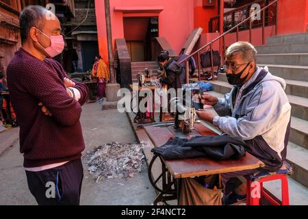 Imphal, India - Dicembre 2020: Sarti che lavorano con una macchina da cucire per strada il 30 Dicembre 2020 a Imphal, Manipur, India. Foto Stock