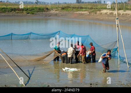 Moirang, India - 2020 dicembre: Un gruppo di uomini che pescano sul lago Loktak a Moirang il 29 dicembre 2020 a Manipur, India. Foto Stock