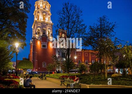 Templo de San Francisco di notte, chiesa francescana nel centro storico della città di Querétaro, Messico centro-settentrionale Foto Stock