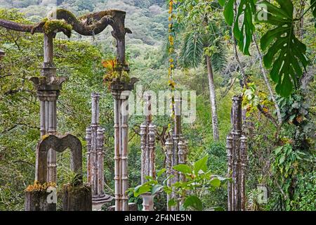 Struttura surrealistica concreta creata da Edward James a Las Pozas / le piscine vicino Xilitla, San Luis Potosi, regione di Huasteca, Messico Foto Stock