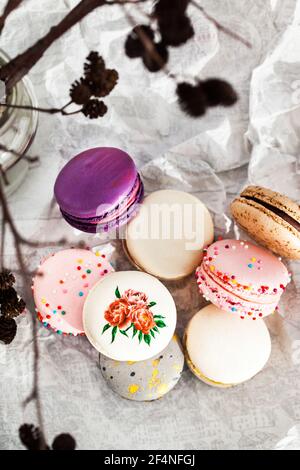 Macaron francesi colorati su sfondo grigio. Colori pastello. Vista dall'alto. Foto Stock
