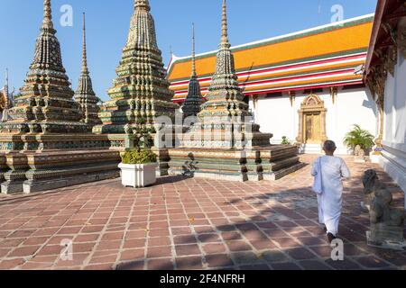 Monaco a piedi attraverso il tempio di Wat Pho, Bangkok, Thailandia Foto Stock