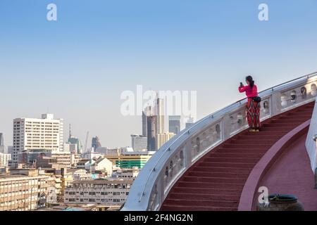 Città turistica fotografando da Wat Saket, Golden Mountain, Tempio di Srakesa, Bangkok, Thailandia Foto Stock