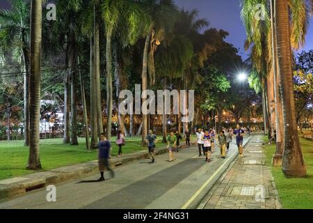 Persone su pista a piedi veloce, Parco Lumphinee, Bangkok, Thailandia Foto Stock