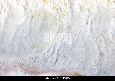 Struttura bianca della superficie in pietra di calcio lungo la quale corre il trickle sul monte Pamukkale in Turchia. Foto Stock