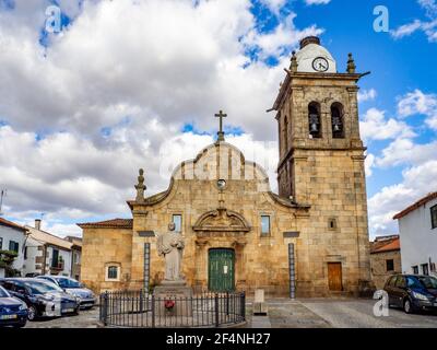 Figueira de Rodrigo, Portogallo - Agosto 2020: Vista della facciata della chiesa dalla città di Figueira de Castelo Rodrigo, Portogallo Foto Stock