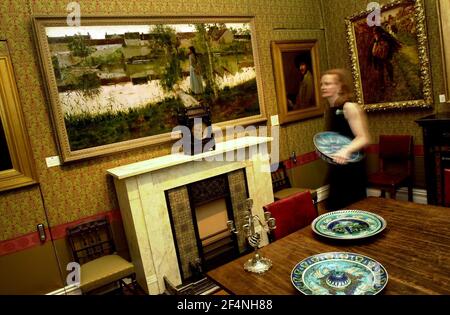 LA SOCIETÀ DI BELLE ARTI MAGGIO 2001IN NEW BOND STREET CELEBRA 125 ANNI DI TRADING. LA LORO PRIMA MOSTRA DI OPERE IN VENDITA DAL TITOLO 'IL MIGLIOR NEGOZIO A LONDRA PARTE 1' È UNA CELEBRAZIONE DI 125 ANNI DI ARTE TRATTARE. IL PREMIO È FORSE WILLIAM STOTT DEL DIPINTO DI OLDHAM INTITOLATO 'IL TRAGHETTO' MOSTRATO NELLA FOTO 4-5-2001 ANDY PARADISE Foto Stock