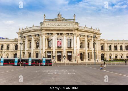 Edificio del teatro in piazza Rathausplatz a Vienna, Austria Foto Stock