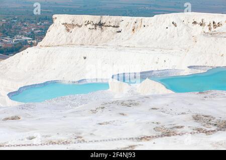 Meravigliosi bagni turchesi in travertino blu con acqua di montagna bianca Pamukkale in Turchia. Foto Stock