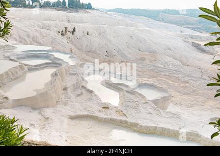 Dolce salita al travertino montagna Pamukkale con ciotole di bagni d'acqua, presso la località turistica in Turchia. Foto Stock