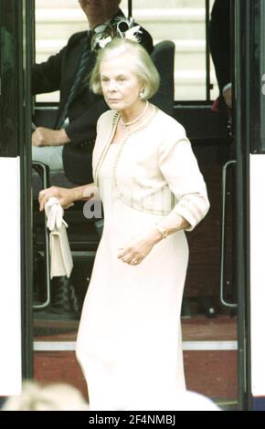 Matrimonio reale del Principe Edoardo 1999 la Duchessa di Kent al matrimonio di Edoardo e Sophie Rhys-Jones alla Cappella di San Giorgio, Castello di Windsor Foto Stock