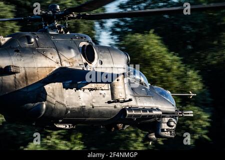 Attacco militare Hind 331 dell'aviazione militare ungherese MIL Helicopters mi-24P Elicottero che sorvola il centro di Szolnok Foto Stock