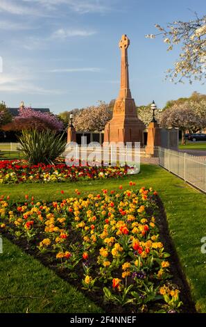 Il memoriale di guerra di Inverness, Scozia, con tulipani colorati e fioriti sui terreni, fotografati alla luce del tardo pomeriggio Foto Stock