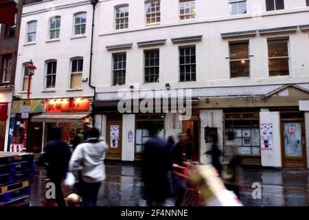 Numero 6 e numero 4 Gerrard Street nella città cinese Dove restauranteur tak Pingyeung deve muoversi da a. Numero 4.25 Gennaio 2002 foto Andy Paradise Foto Stock