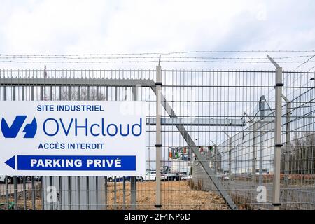 Milioni di siti web offline dopo il fuoco presso i servizi cloud francesi Azienda OVH Cloud a Strasburgo, Francia Foto Stock