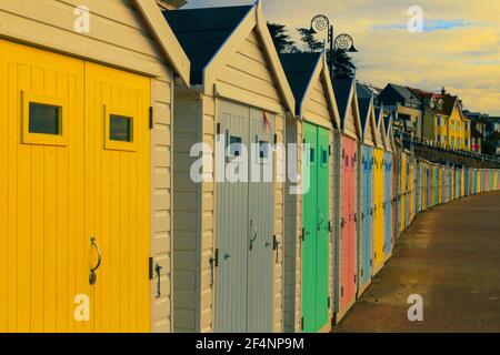 Colorate capanne sulla spiaggia a Lyme Regis, Dorset Foto Stock