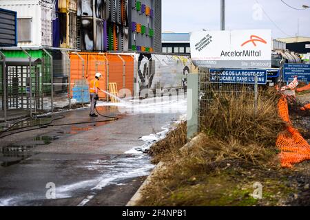 Milioni di siti web offline dopo il fuoco presso i servizi cloud francesi Azienda OVH Cloud a Strasburgo, Francia Foto Stock