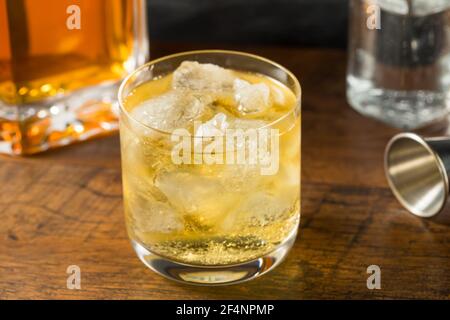 Boozy rinfrescante Scotch e Soda con ghiaccio in un vetro Foto Stock