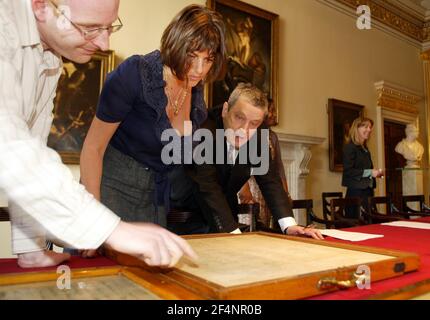 Tracy Emin assume ufficialmente il suo ruolo di Accademico Firmando il rotolo di obbligo alla Royal Academy Di Arte a Londra pic David Sandison Foto Stock