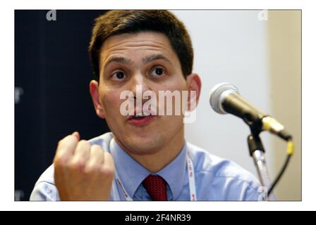 L'incontro Independent Fringe con i relatori David Miliband, Ruth Kelly e ed Balls presieduti da Steve Richards al Labor Party Conf. Di Brighton.pic David Sandison 26/9/2005 Foto Stock