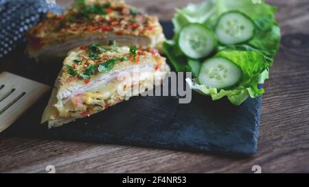 Toast alla francese omelette sandwich semplice e facile prima colazione piatto. Frittata di pane indiana e formaggio Foto Stock