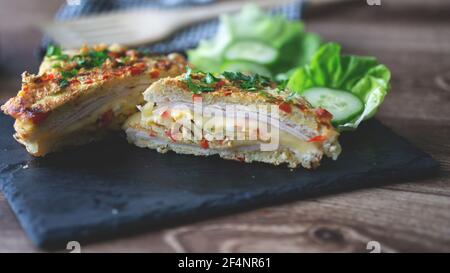 Toast alla francese omelette sandwich semplice e facile prima colazione piatto. Frittata di pane indiana e formaggio Foto Stock