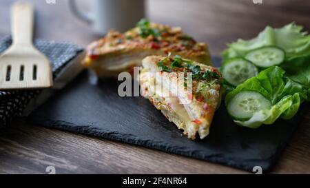 Toast alla francese omelette sandwich semplice e facile prima colazione piatto. Frittata di pane indiana e formaggio Foto Stock