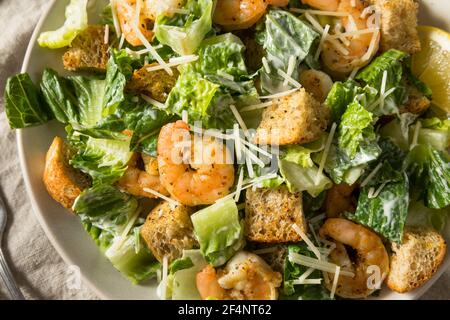 Insalata Caesar di gamberi fatta in casa con romaine e crostini Foto Stock