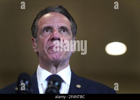 Mt. Vernon, Stati Uniti. 22 marzo 2021. Il governatore di New York Andrew Cuomo ascolta i relatori della Grace Baptist Church, un nuovo sito di vaccinazione pop-up, a Mt. Vernon, New York su Lunedi, 22 marzo 2021. Cuomo era lì per incoraggiare tutte le persone a vaccinarsi, soprattutto quelle in comunità poco servite che sono state le più colpite dalla pandemia. Foto della piscina di Seth Wenig/UPI Credit: UPI/Alamy Live News Foto Stock