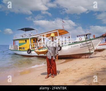 Venditore di frutta da barca tradizionale di legno sulla spiaggia di Pattaya, Pattaya, provincia di Chonburi, Thailandia Foto Stock