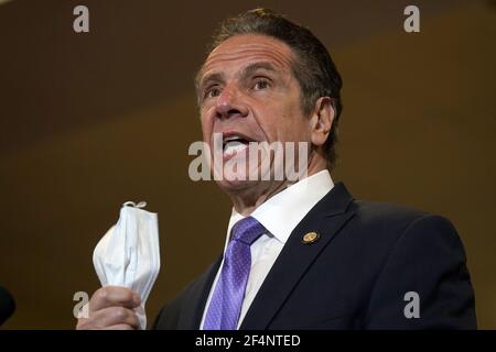 Mt. Vernon, Stati Uniti. 22 marzo 2021. Il governatore di New York Andrew Cuomo parla alla Grace Baptist Church, un nuovo sito di vaccinazione pop-up, a Mt. Vernon, New York su Lunedi, 22 marzo 2021. Cuomo era lì per incoraggiare tutte le persone a vaccinarsi, soprattutto quelle in comunità poco servite che sono state le più colpite dalla pandemia. Foto della piscina di Seth Wenig/UPI Credit: UPI/Alamy Live News Foto Stock