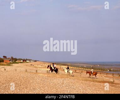 Equitazione su Rustington Beach, Rustington, West Sussex, Inghilterra, Regno Unito Foto Stock